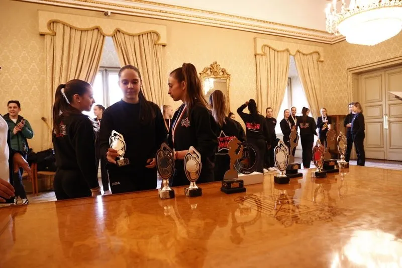 Foto 6 - El Club R&iacute;tmica Salamanca, recibido en el Ayuntamiento por el alcalde de la ciudad