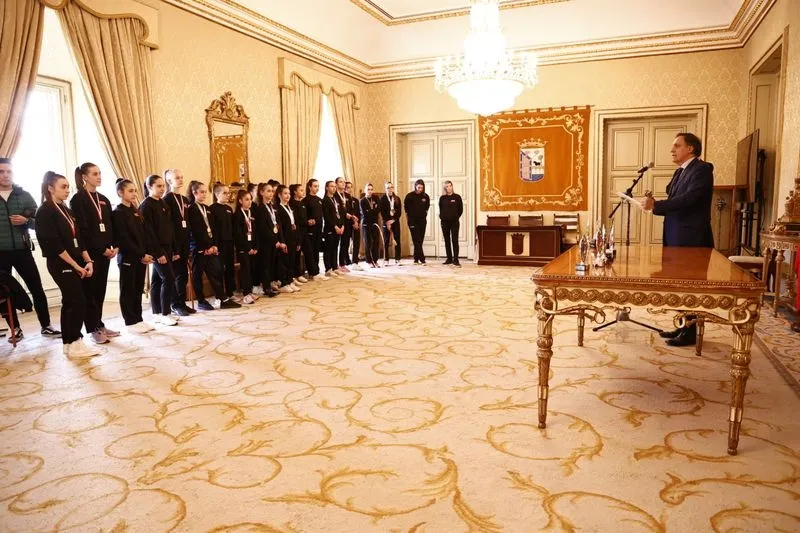 Foto 2 - El Club R&iacute;tmica Salamanca, recibido en el Ayuntamiento por el alcalde de la ciudad