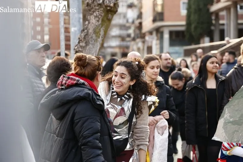 Pasacalles de disfraces y batucada con Blocco Charro, acompañado por K-Charros, en la plaza de Barcelona. Fotos: David Sañudo