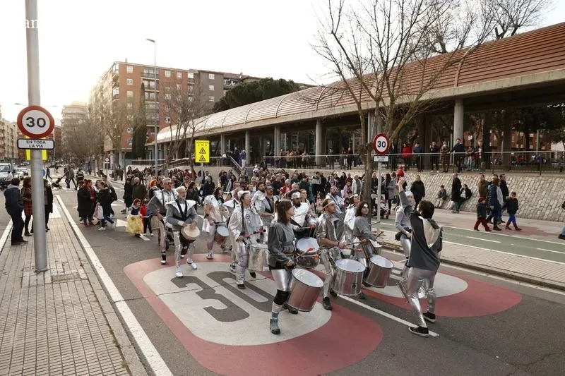 Pasacalles de disfraces y batucada con Blocco Charro, acompañado por K-Charros, en la plaza de Barcelona. Fotos: David Sañudo