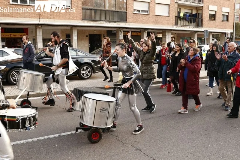 Pasacalles de disfraces y batucada con Blocco Charro, acompañado por K-Charros, en la plaza de Barcelona. Fotos: David Sañudo