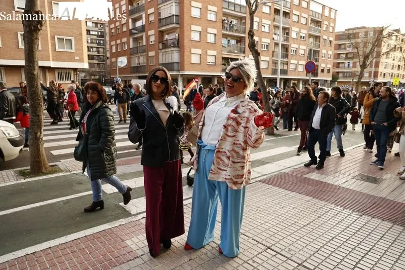 Pasacalles de disfraces y batucada con Blocco Charro, acompañado por K-Charros, en la plaza de Barcelona. Fotos: David Sañudo