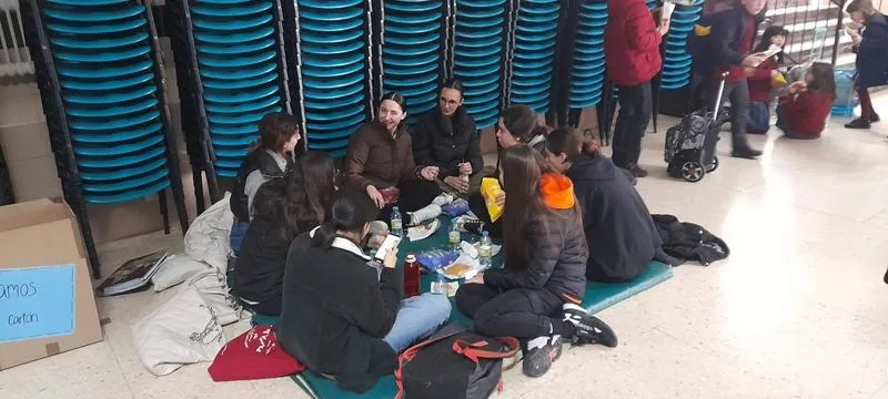 Foto 8 - Alumnos, familias y profesorado celebran la 'operaci&oacute;n bocata' en el San Juan Bosco