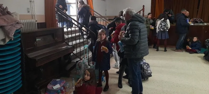 Foto 7 - Alumnos, familias y profesorado celebran la 'operaci&oacute;n bocata' en el San Juan Bosco