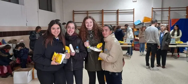Foto 6 - Alumnos, familias y profesorado celebran la 'operaci&oacute;n bocata' en el San Juan Bosco