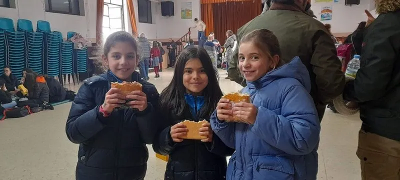 Foto 5 - Alumnos, familias y profesorado celebran la 'operaci&oacute;n bocata' en el San Juan Bosco