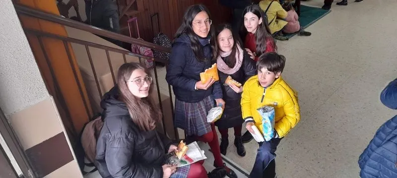Foto 4 - Alumnos, familias y profesorado celebran la 'operaci&oacute;n bocata' en el San Juan Bosco