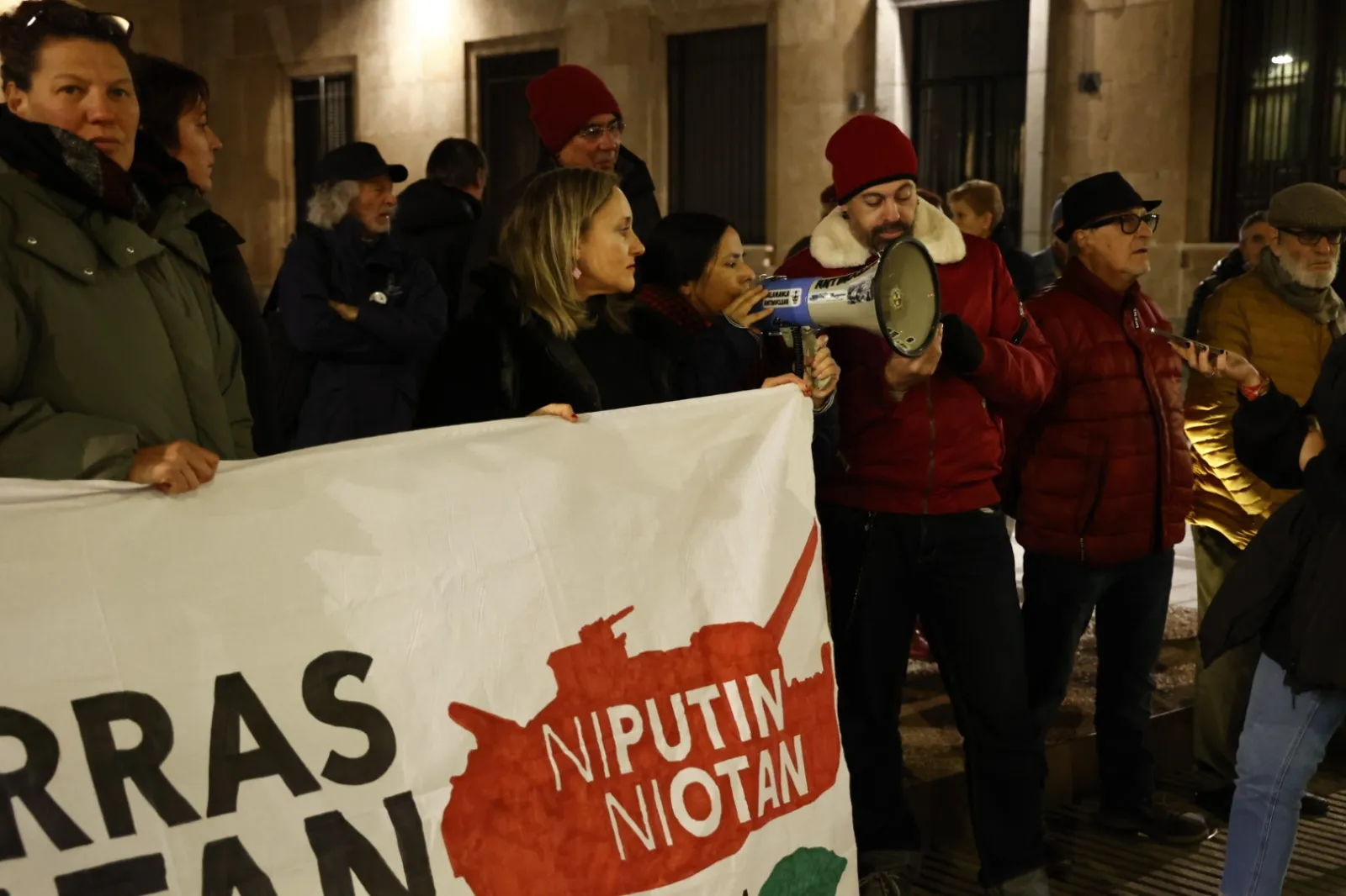 Foto 4 - As&iacute; ha sido la concentraci&oacute;n en Salamanca contra "todas las guerras"