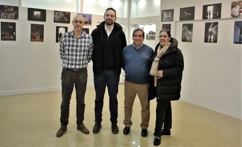 Apertura en el Centro Comercial El Tormes de la exposición de fotografías que servirá para elegir el cartel anunciador de las Marchas Penitenciales del Cristo del Amor y de la Paz