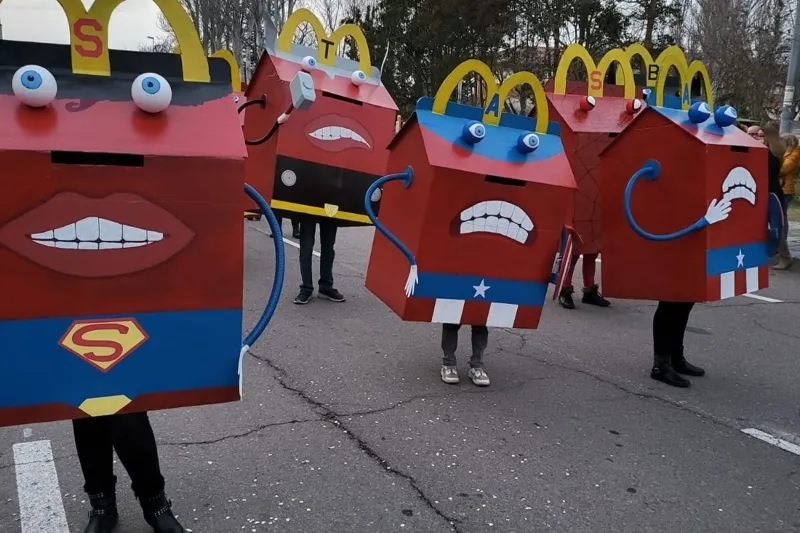 Foto 3 - Pe&ntilde;aranda se echa a las calles para vivir un multitudinario y original desfile de carnaval