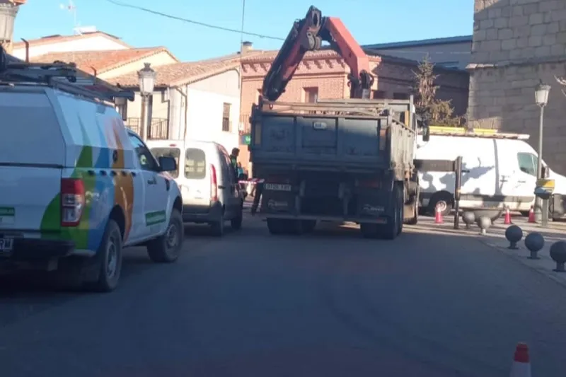 Los trabajos de reparación eléctrica en Macotera han comenzado desde las nueve de la mañana 