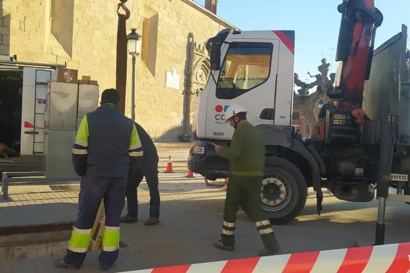 Los trabajos de reparación eléctrica en Macotera han comenzado desde las nueve de la mañana 