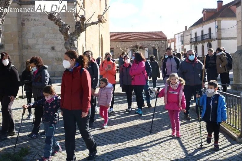 Senderistas en la ruta 'Almendros en flor' celebrada el pasado año