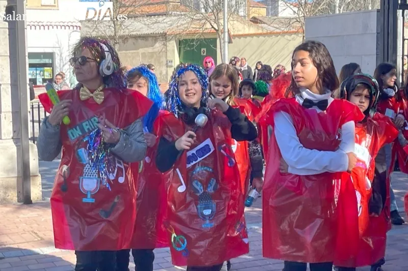 El CEIP Severiano Montero organizaba un colorido pasacalles de Carnaval