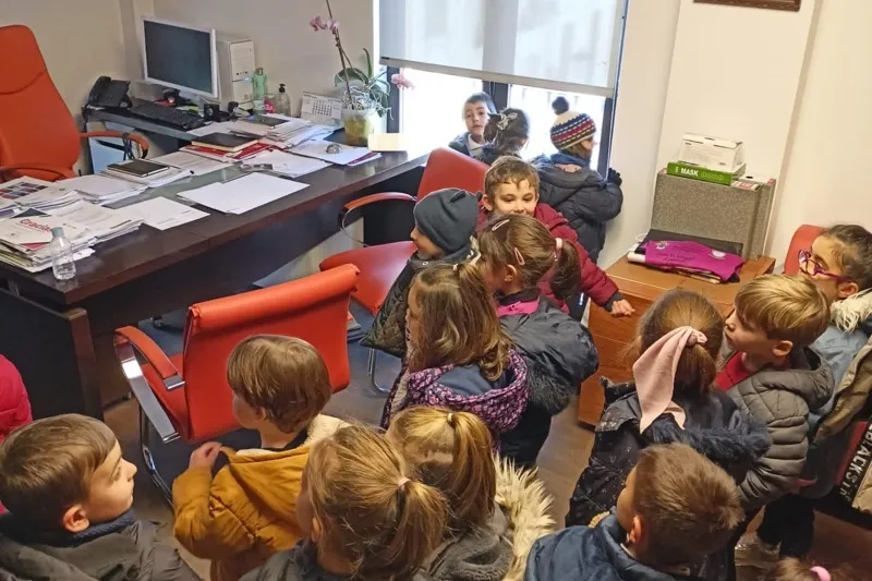 Alumnos del Ceip Miguel de Unamuno han conocido hoy el Ayuntamiento o la farmacia 
