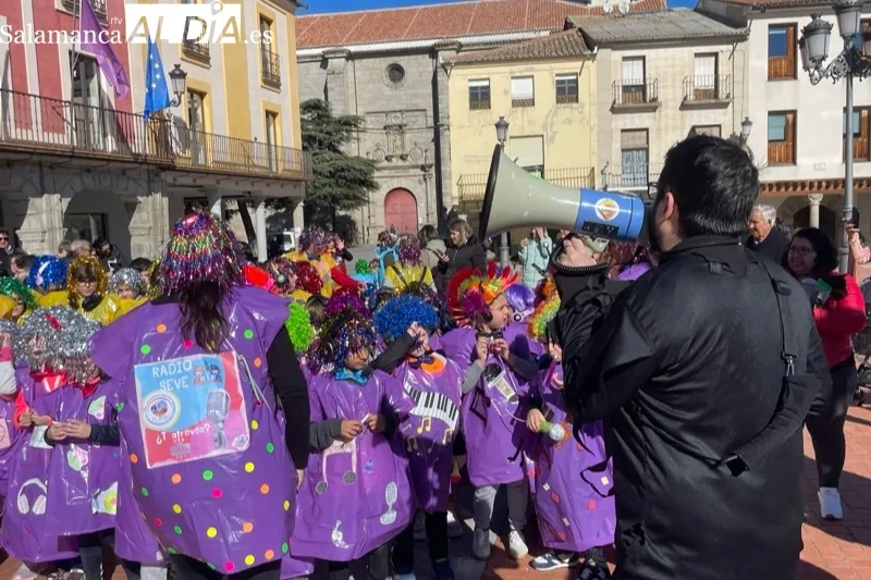 El CEIP Severiano Montero organizaba un colorido pasacalles de Carnaval