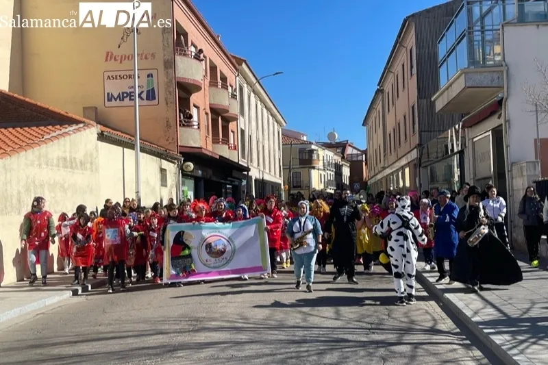 El CEIP Severiano Montero organizaba un colorido pasacalles de Carnaval