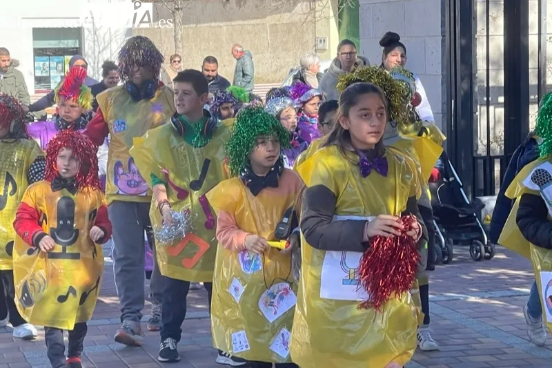 El CEIP Severiano Montero organizaba un colorido pasacalles de Carnaval