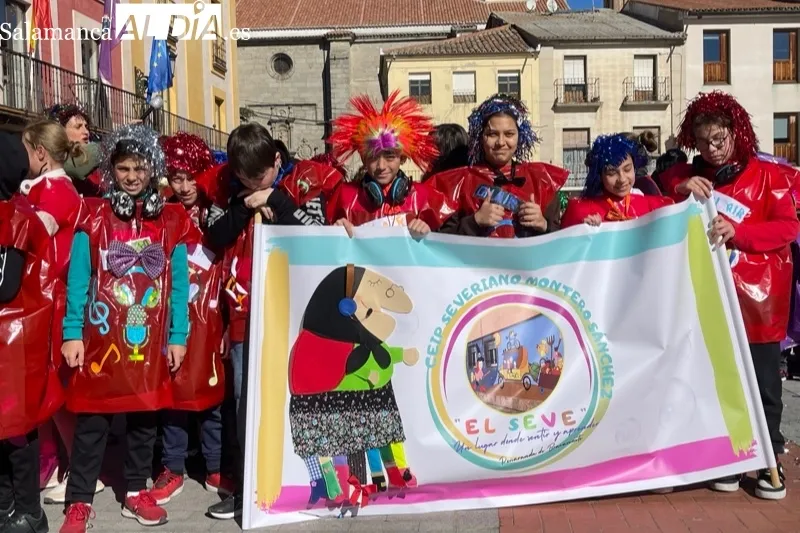 El CEIP Severiano Montero organizaba un colorido pasacalles de Carnaval