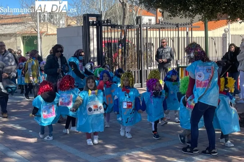 El CEIP Severiano Montero organizaba un colorido pasacalles de Carnaval