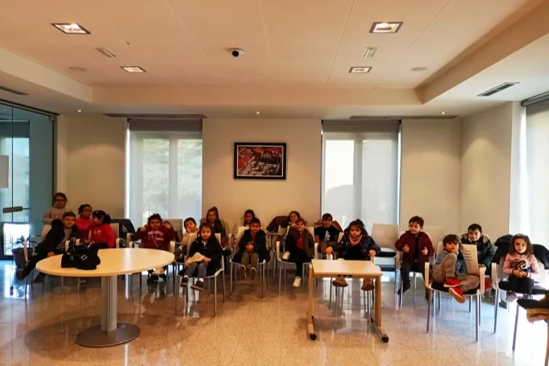Alumnos del Ceip Miguel de Unamuno han conocido hoy el Ayuntamiento o la farmacia 