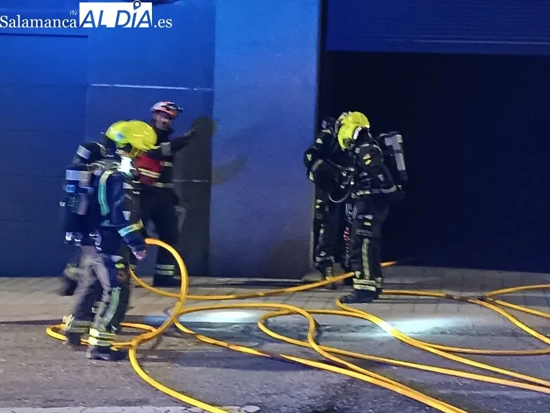 Foto 6 - Un incendio en un garaje de la calle G&oacute;mez Ulla de Salamanca moviliza a los bomberos