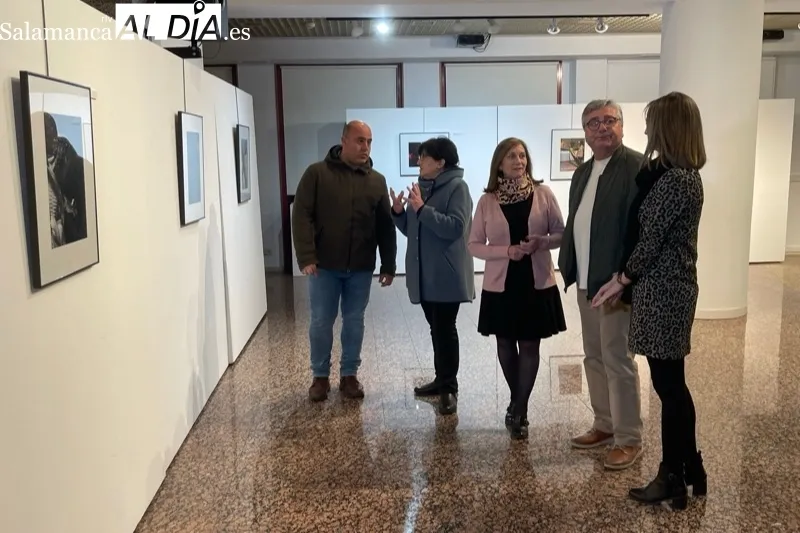 El zaguán del CDS acoge la exposición con las fotografías participantes en el concurso de la Hermandad de Cofradías