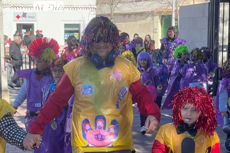 El CEIP Severiano Montero organizaba un colorido pasacalles de Carnaval