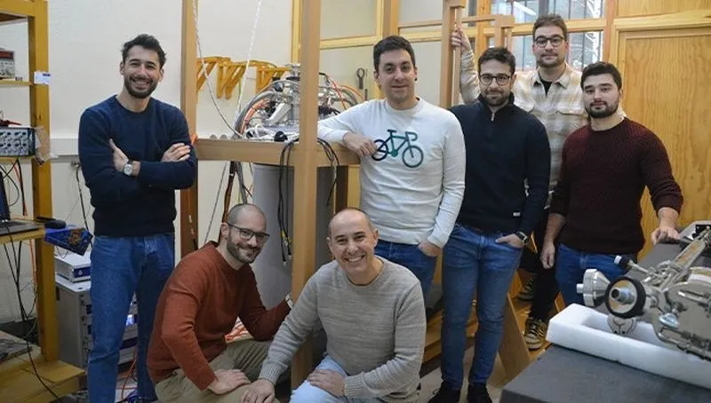 Agachados, de izqda. dcha., Vito Clericò y Enrique Diez con el equipo de investigación. Foto USAL