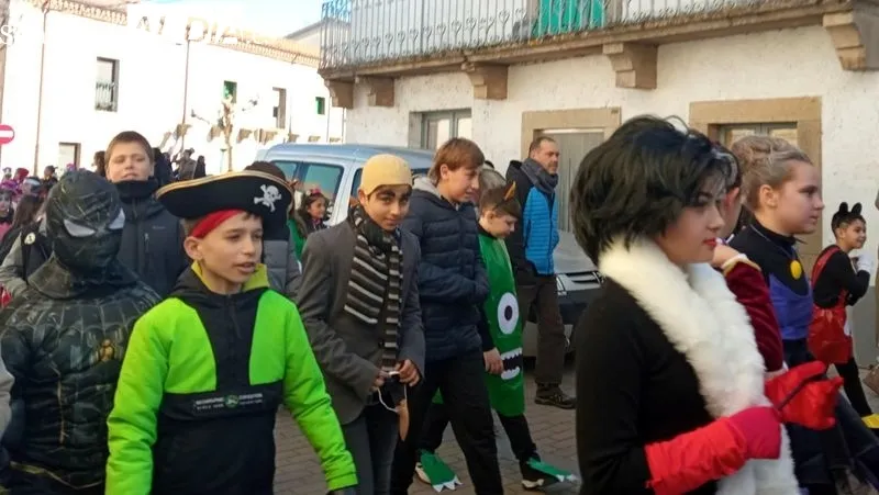 Los escolares animaron las calles de Lumbrales con un colorido desfile 