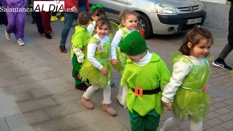 Los escolares animaron las calles de Lumbrales con un colorido desfile 