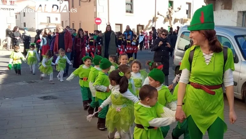 Los escolares animaron las calles de Lumbrales con un colorido desfile 