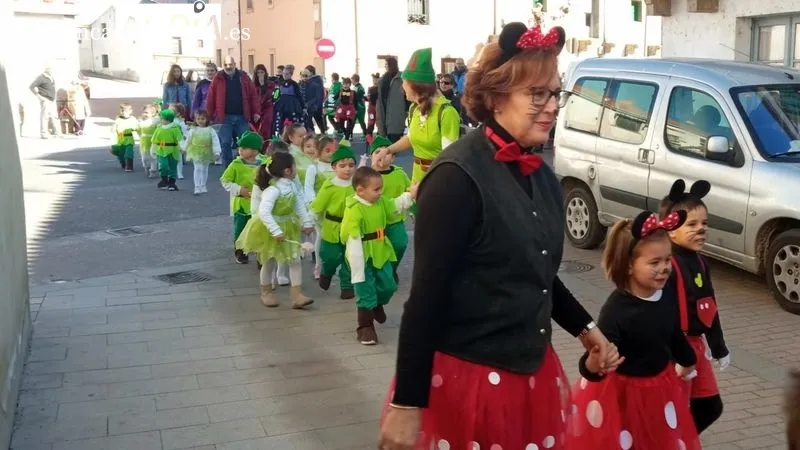 Los escolares animaron las calles de Lumbrales con un colorido desfile 
