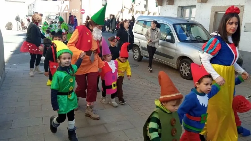 Los escolares animaron las calles de Lumbrales con un colorido desfile 