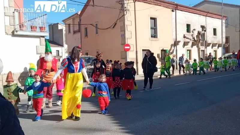 Los escolares animaron las calles de Lumbrales con un colorido desfile 