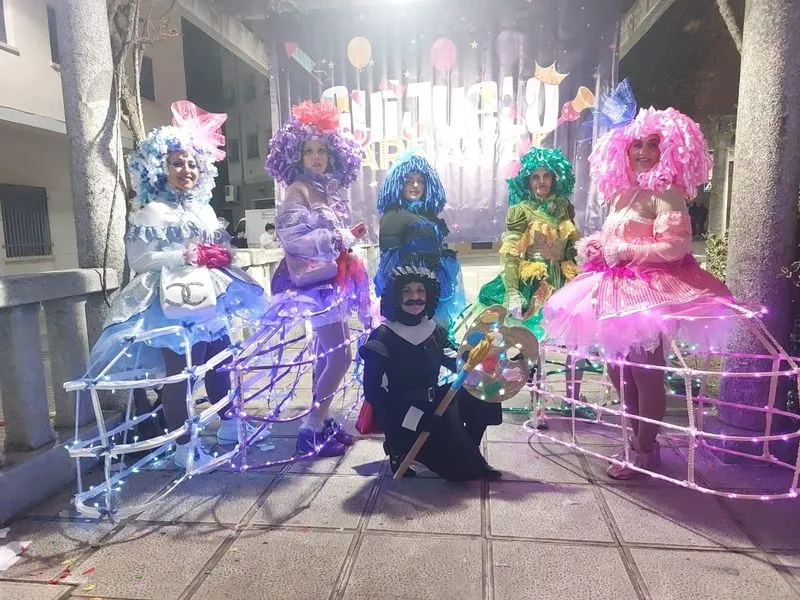 Foto 5 - &lsquo;Vel&aacute;zquez y sus Meninas&rsquo; y &lsquo;Rosa y la Yaya&rsquo; ganan el concurso de disfraces de Carnaval 