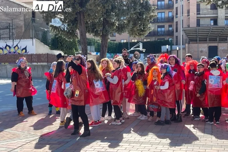 El CEIP Severiano Montero organizaba un colorido pasacalles de Carnaval