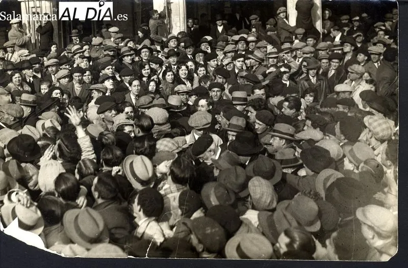 Unamuno entre la multitud. Foto Casa Museo Unamuno