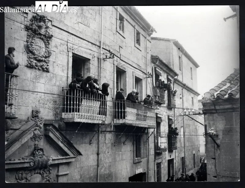Unamuno en el balcón de su casa en la calle Bordadores. Foto Casa Museo Unamuno