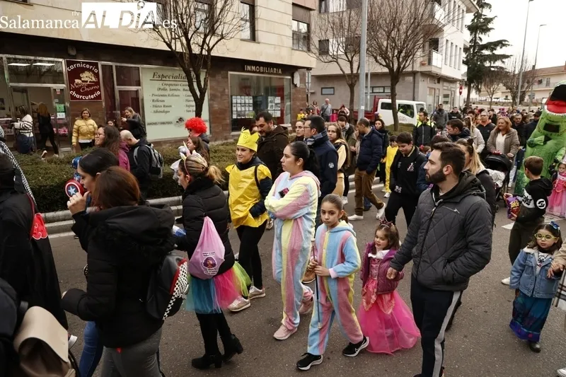 Foto 6 - Colorido pasacalles con la batucada Blocco Charro en Carbajosa 