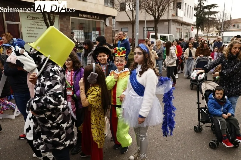 Foto 11 - Colorido pasacalles con la batucada Blocco Charro en Carbajosa 