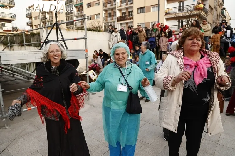 Foto 7 - Gran ambiente en la fiesta del Carnaval del Consejo Social El Rollo