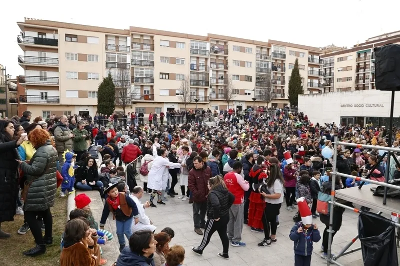 Foto 15 - Gran ambiente en la fiesta del Carnaval del Consejo Social El Rollo