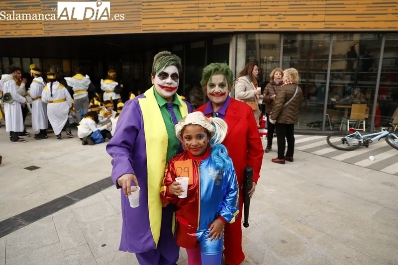 Foto 5 - Gran ambiente en la fiesta del Carnaval del Consejo Social El Rollo