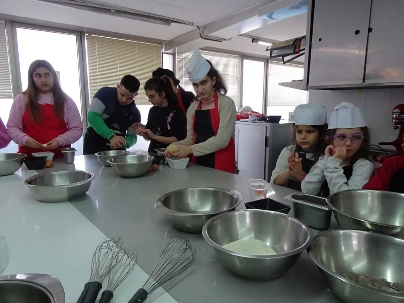 Foto 5 - 15 ni&ntilde;os con discapacidad visual y ceguera aprenden a cocinar en la Escuela de Hosteler&iacute;a de Santa Marta