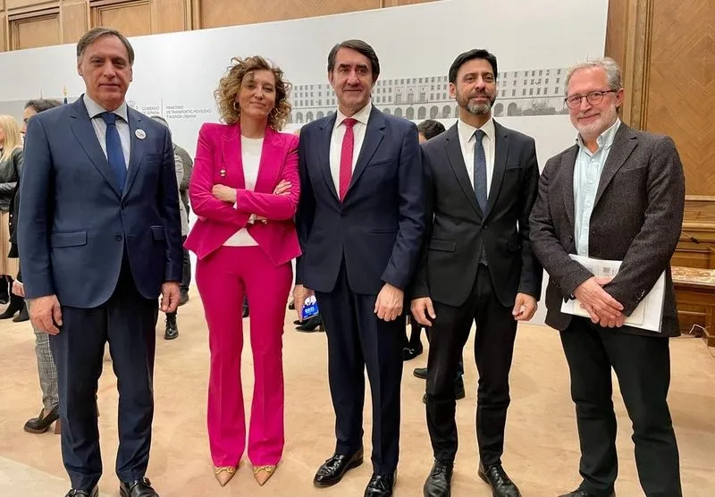 El alcalde, Carlos García Carbayo, firma con la Junta de Castilla y León y con la Dirección General de Vivienda y Suelo del Ministerio un acuerdo para financiar la construcción de estas viviendas en Salamanca
