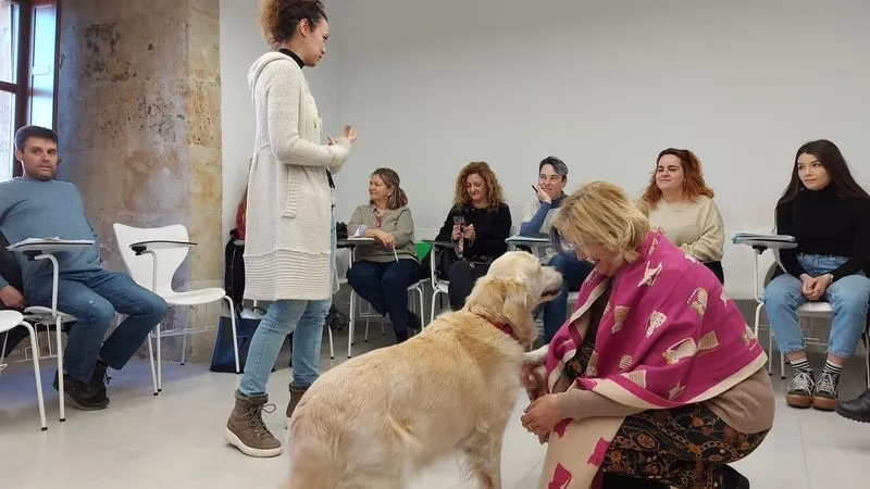 Charla en la UPSA de la adiestradora Elisa Pérez, responsable de la intervención asistida con perros de CREA (Centro de Referencia Estatal de Atención de Personas con Enfermedad de Alzheimer y otras Demencias)