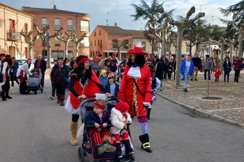 Un desfile de disfraces daba comienzo este sábado al carnaval en Cantalapiedra