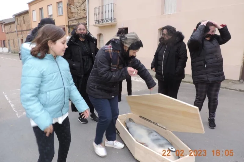 Aldearrubia despide el carnaval con el entierro de la sardina