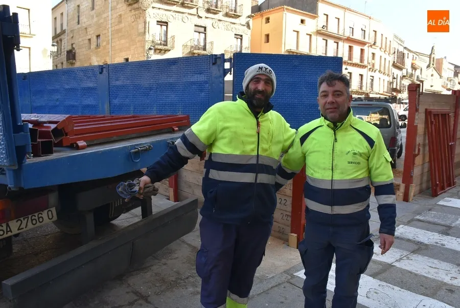 Foto 3 - 1Foto: Ajustando la nueva puerta de seguridad de S&aacute;nchez Arjona